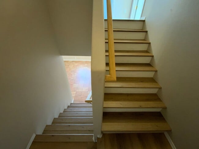 Building Photo - 4 Bedroom Home Available Near Golf Course ...