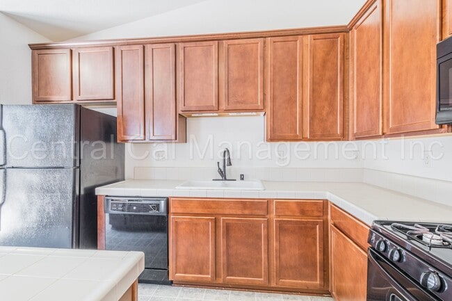 Building Photo - 4 Bedroom/2 Bath Home in Desired Southwest...