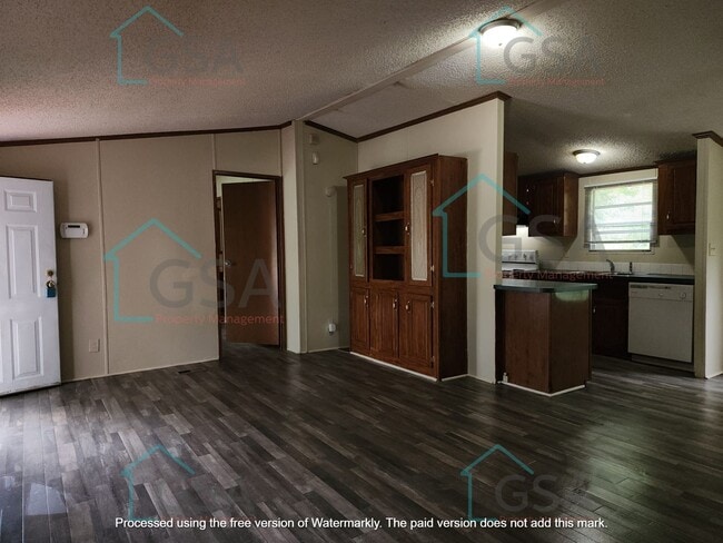 Building Photo - 3 Bedroom Mobile Home Available!