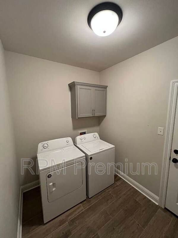 Building Photo - 6212 Lake Edge Dr