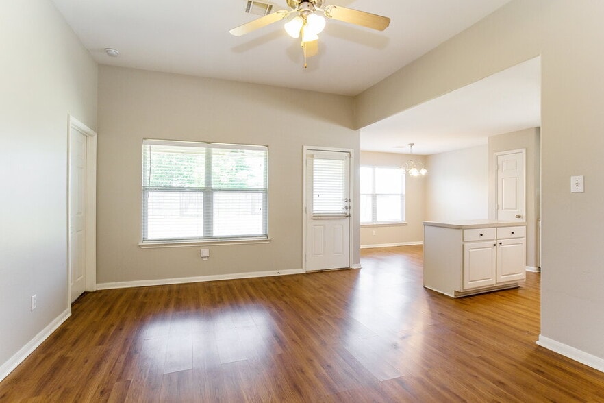 Building Photo - 4719 San Antonio River Dr