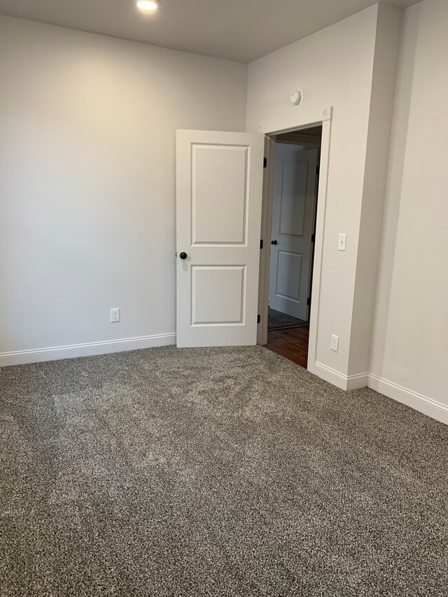 Building Photo - 128 W 9th St