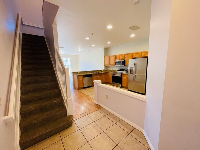 Building Photo - Family-Friendly Townhome Close to Beaches ...