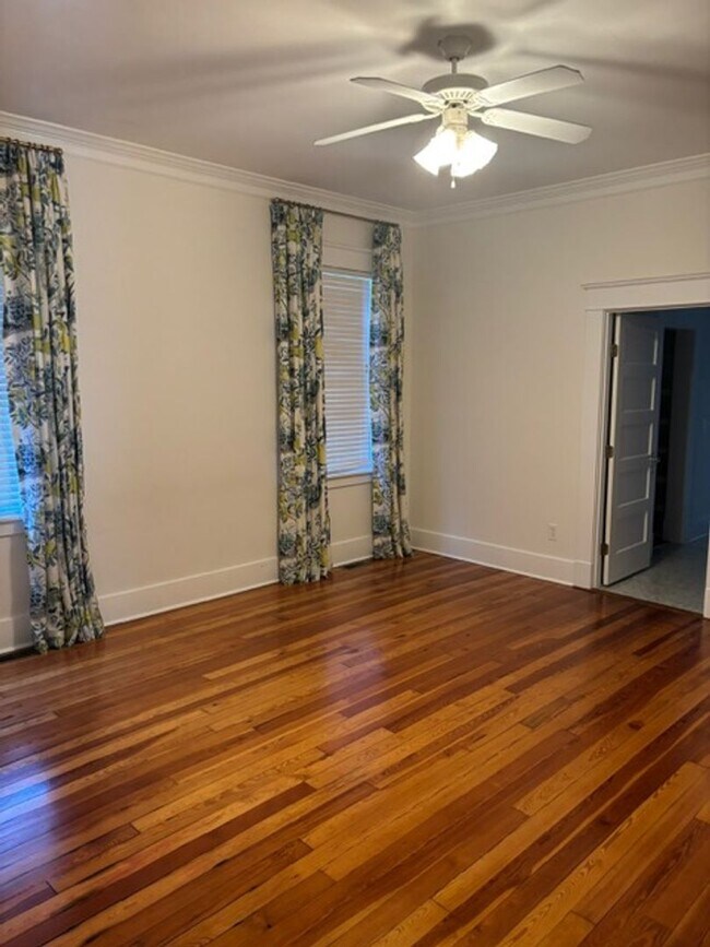 Building Photo - Craftsman style bungalow on the Hill. Reno...