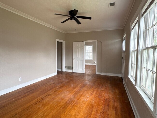 Building Photo - Newly Renovated Home in Hyde Park - Open To Section 8