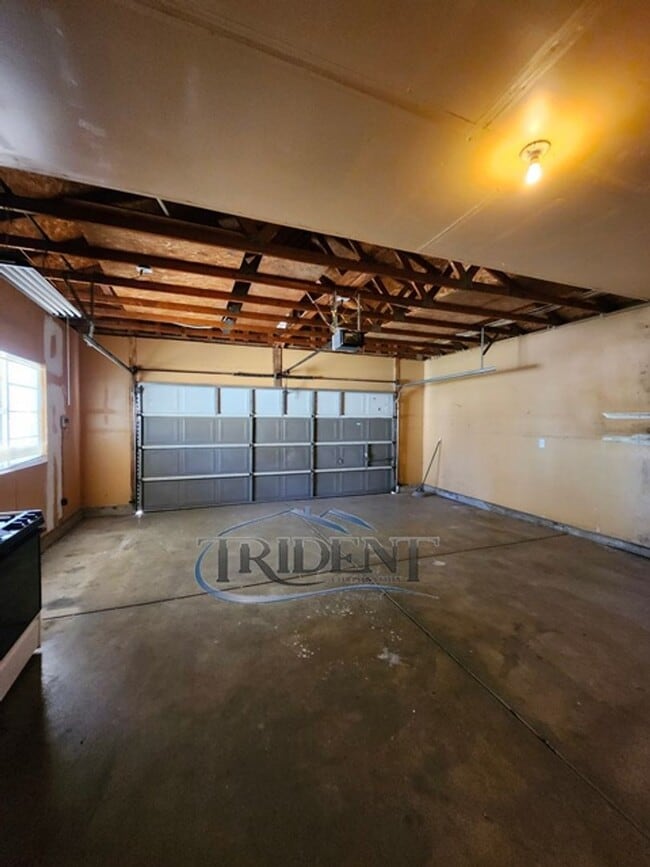 Building Photo - 3 bedroom, 2 bath house