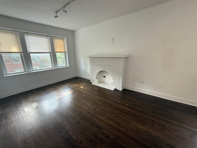 Building Photo - 2611 N Fairfield Ave