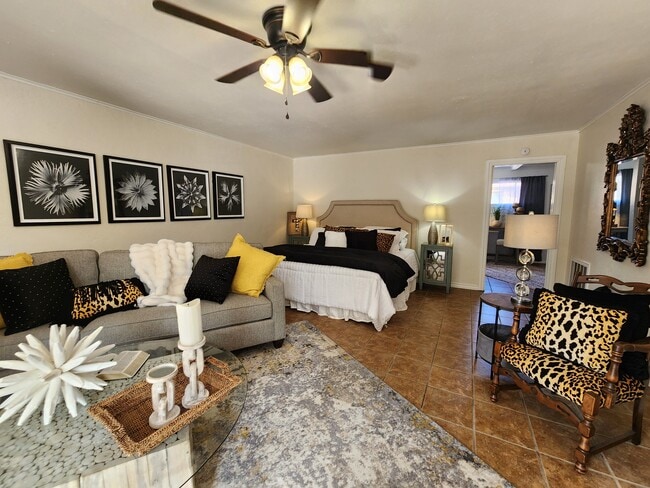 Building Photo - 1001 W Hackberry Ave