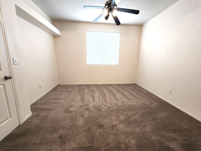 Building Photo - Silverado Ranch Single Story | 2 Bed | 2 Bath | 2-Car Garage