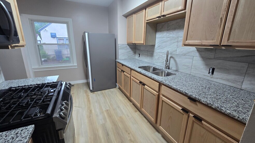 Primary Photo - 4401 Irving Ave N