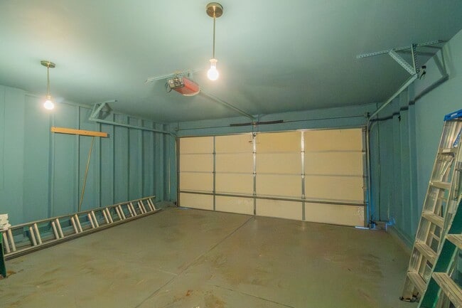 Building Photo - Spacious Home with Oversized Bedrooms & Op...