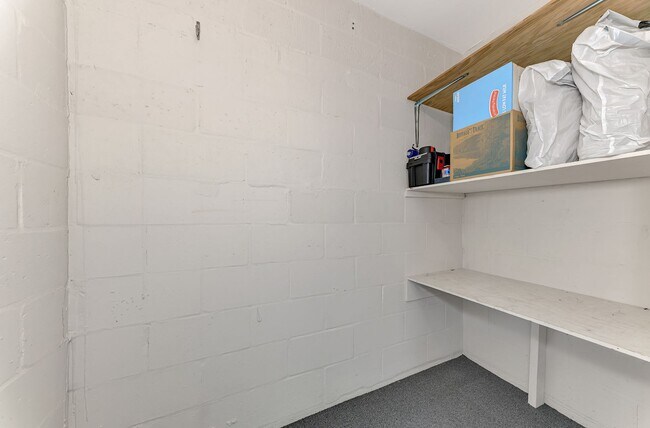 Building Photo - BEAULTIFUL 1 BEDROOM, 1 BATHROOM CONDO LOCATED JUST MINUTES FROM VENICE BEACH!