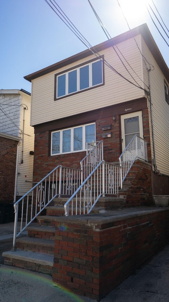 Building Photo - 18 E 46th St