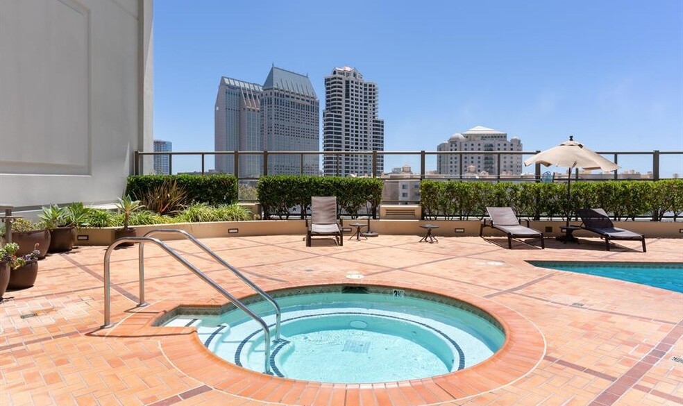 Jacuzzi in Pool Area - 700 W E St