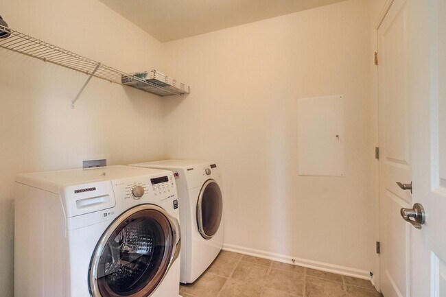 Building Photo - 3 Bed 2.5 Bath End Unit Home with FENCED Y...
