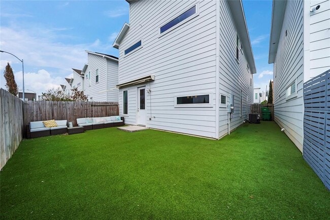 Building Photo - 5509 Paraiso Pl