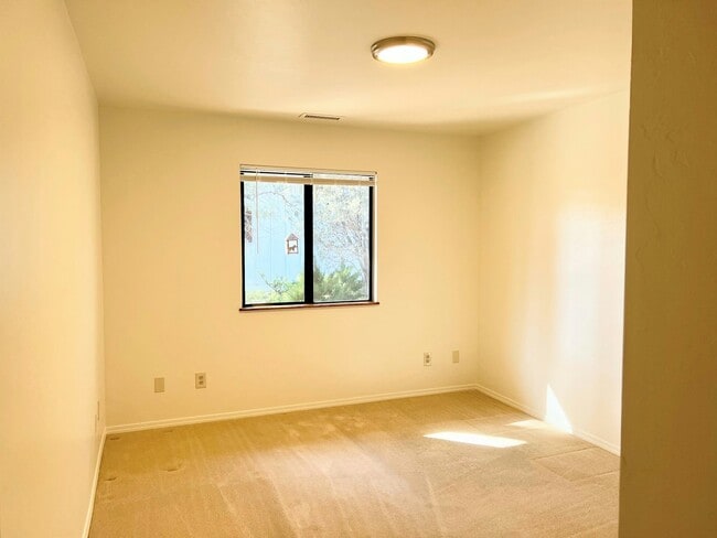 Building Photo - 1404 Pine Tree Ln