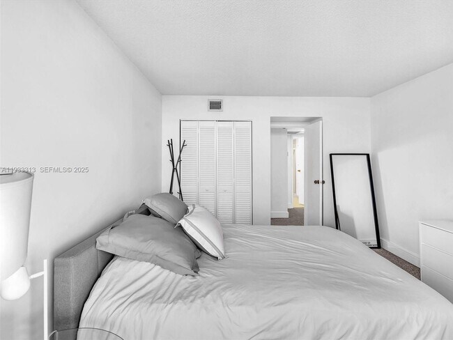 Building Photo - 100 Bayview Dr