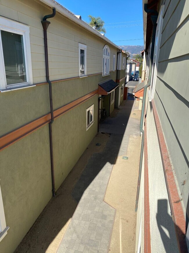 Building Photo - 6631 Del Playa Dr