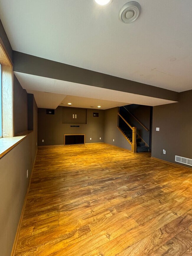 Building Photo - Dogs are welcome no cats. Available January 1, 2026 NW Rochester 4 bedroom 3 bath 2 car attached ...