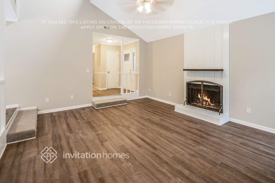 Building Photo - 10210 Camelback Cir