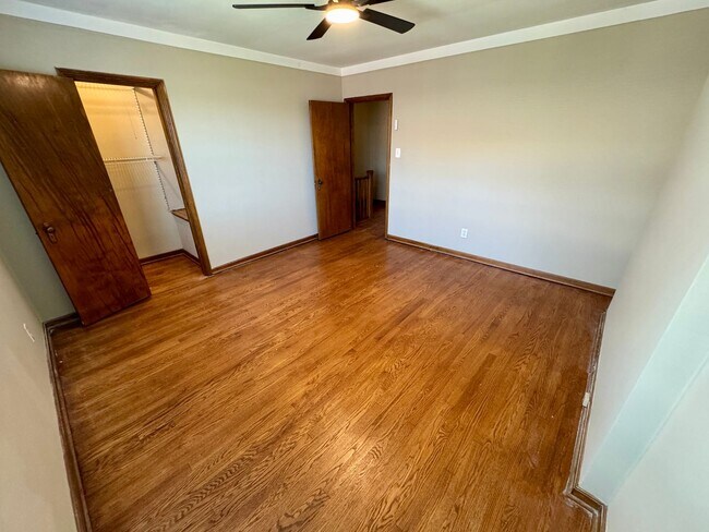 Building Photo - 2 Bedroom - Grandview Area