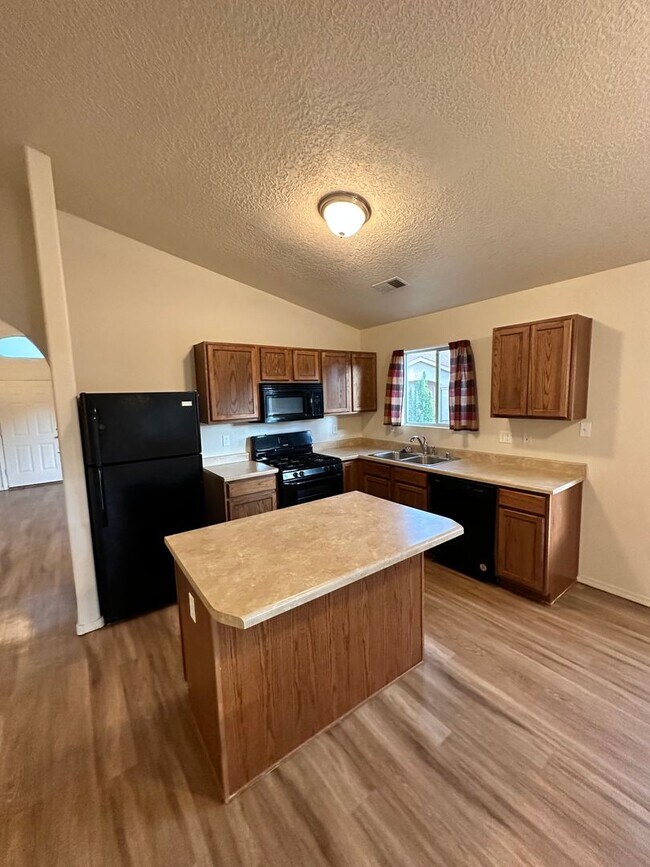 Building Photo - 4 bed 2 bath home in Huning Ranch