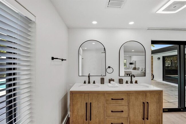 Building Photo - 5501 NE 18th Terrace