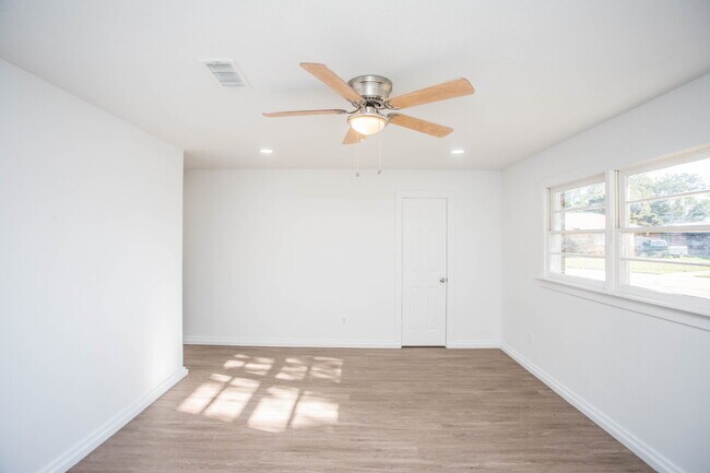 Building Photo - Fully Renovated 3/2/2!