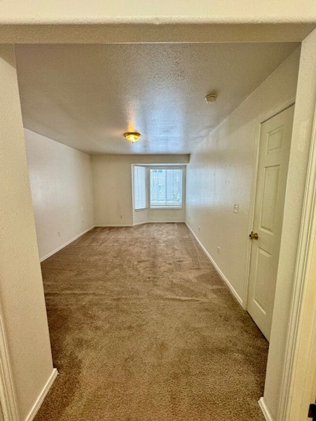Building Photo - 3 Bedroom 2 Bath Centrally Located Condo