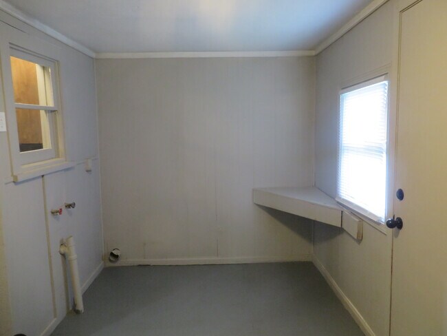 Utility room/Washer/Dryer Hook-ups - 534 N Warren Ave