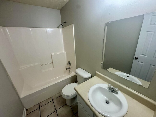 Building Photo - Charming 3BR/2BA home in Dothan, AL - Appliances included, pets are accepted, fenced in backyard ...