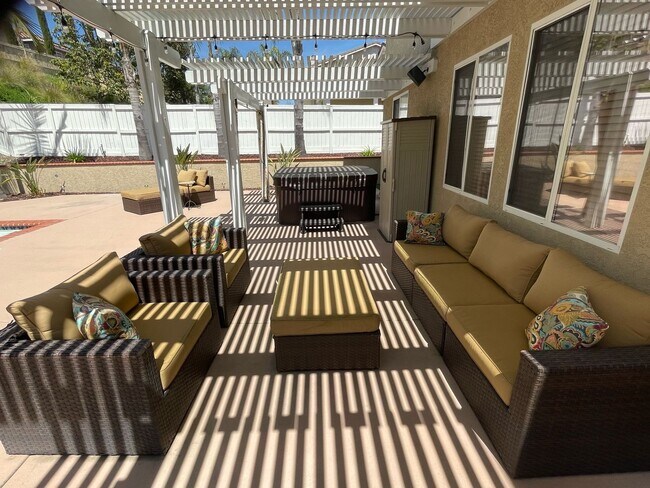 Building Photo - Gorgeous 4 Bedroom Santa Fe Hills Home With a Pool!