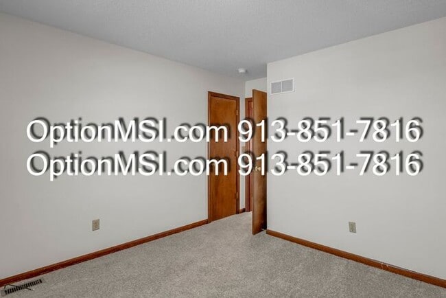 Building Photo - Spacious Townhome!