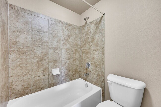 Building Photo - $2,940.95, $300.00 off the first month's rent, 6 Bedrooms, 3 Bathrooms, Single Family Home in Col...