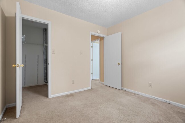 Building Photo - Charming Duplex – Lawn Care Included
