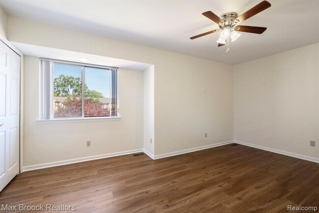 Building Photo - 1823 Torquay Ave