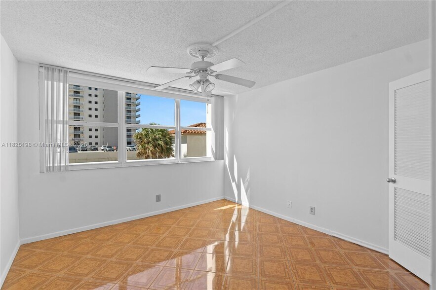 Building Photo - 1410 S Ocean Dr