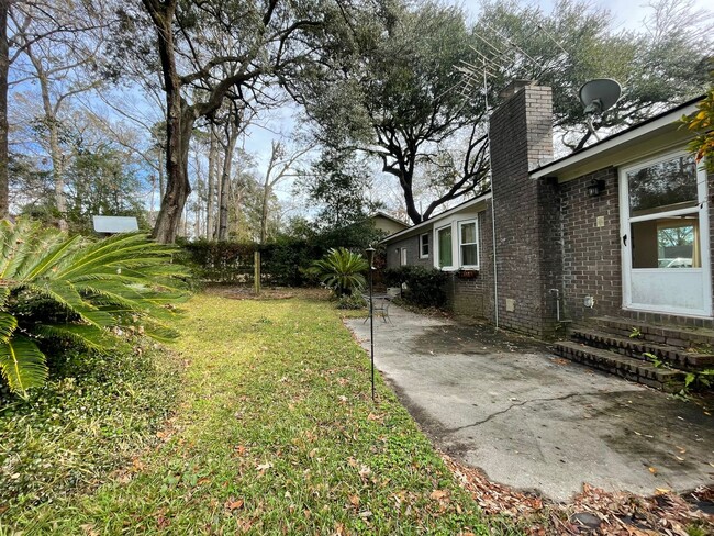 Building Photo - Charming 3 bd 2 bt Brick Ranch