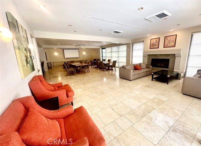 Building Photo - 600 W 9th St