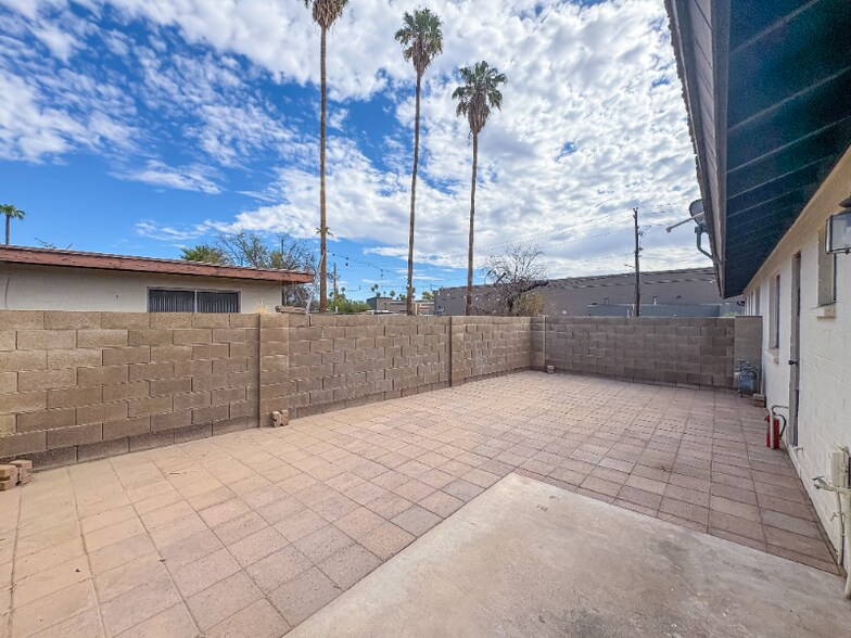 Building Photo - 5105 S La Rosa Dr