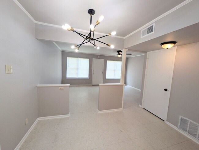 Building Photo - 501/503 Southtrail Dr