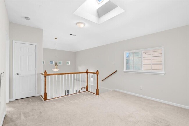 Building Photo - 4444 Victory Dr