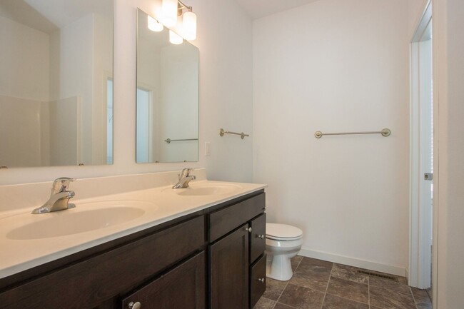 Building Photo - Beautiful 4 bed/3 bath house