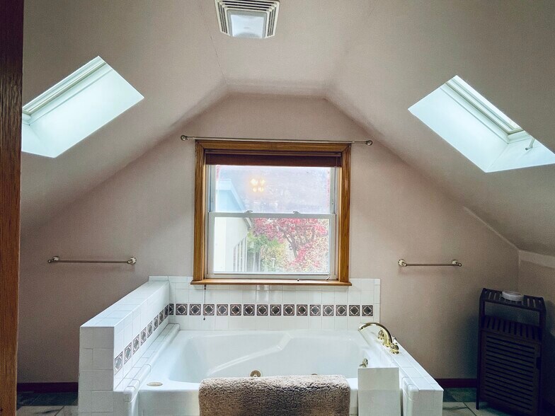 Building Photo - 19 Pitman St