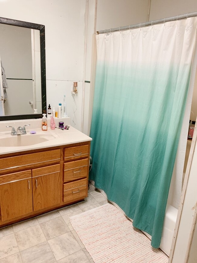 Building Photo - PRELEASING:  A 7+ bedroom/ 2 bath home in York Neighborhood!