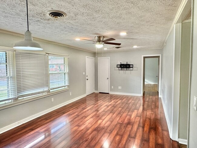 Building Photo - Inviting 3-Bedroom, 1.5-bath