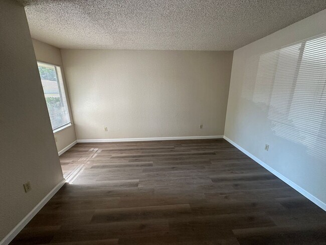 Building Photo - COL370