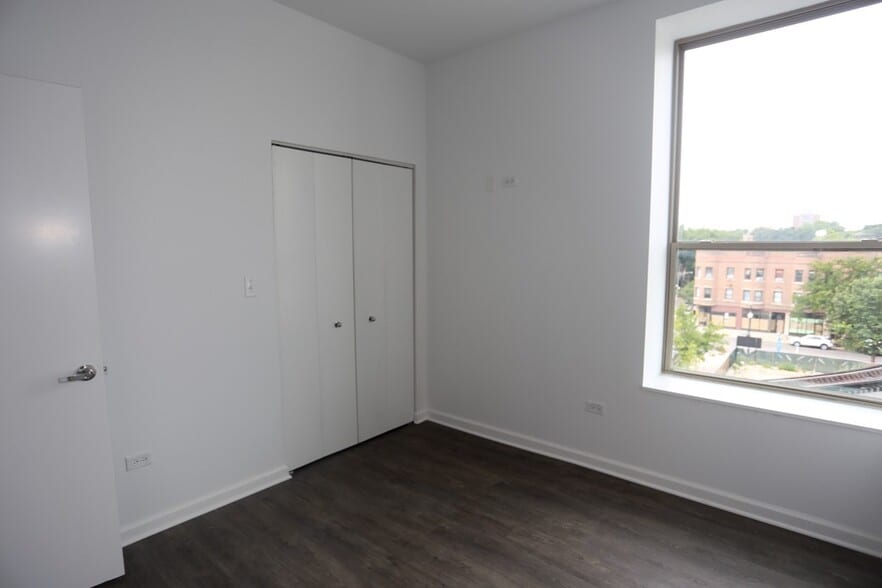 Building Photo - 932 W Dakin St