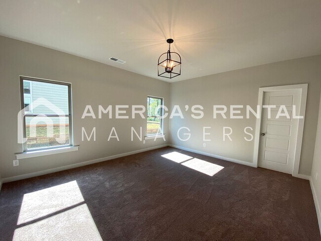 Building Photo - Spacious Home for Rent in Weaver AL... Ava...
